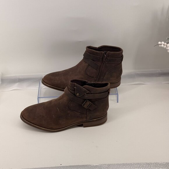 This is a Clarks Camzin Dime dark brown leather ankle boot Size 10 - Picture 2 of 9